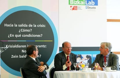 Ibon Areso, en el centro, durante el coloquio en la conferencia del Fórum Deusto.