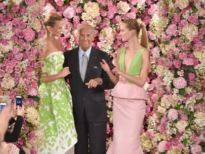 El diseñador Oscar de la Renta, epítome del estilo español, con dos modelos en Nueva York.