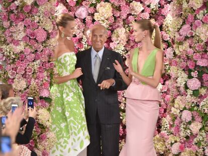 El diseñador Oscar de la Renta, epítome del estilo español, con dos modelos en Nueva York.