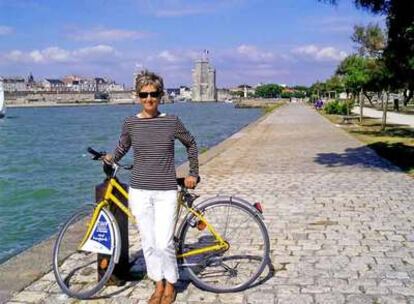 La autora de la carta, con una bicicleta alquilada en La Rochelle (Francia).