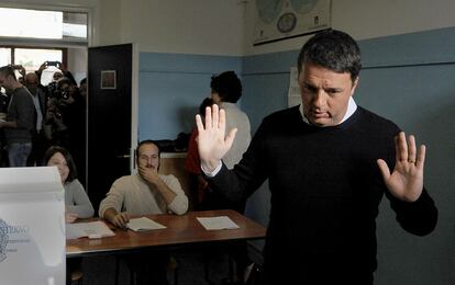 Matteo Renzi vota durante el referéndun para reformar la Constitución en Italia, el 4 de diciembre de 2016.