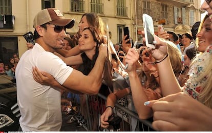 Enrique Iglesias, agasajado por sus seguidoras, el pasado agosto en Niza (Francia).