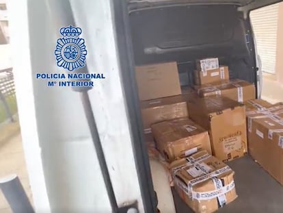 La Policía Nacional detiene en Barcelona a 10 personas que presuntamente formaban parte de un grupo dedicado a vender preservativos falsificados y medicamentos contra la disfunción eréctil.