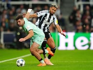 Jesus Areso pelea un balón ante Joelinton.