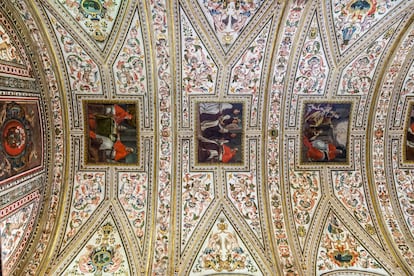 Geología, gótico, mudéjar y Zurbarán en Guadalupe (España). Por su situación geográfica, a Guadalupe se accede solo por carreteras de montaña, lo que ha facilitado la conservación de sus tesoros artísticos y naturales, entre los que destaca su real monasterio, de estilo gótico mudéjar y patrimonio mundial de la Unesco desde 1993. Aquí se encuentra una importante colección de obras de Zurbarán, el Museo del Bordado y un fondo de incunables miniados. Guadalupe combina arte y arquitectura con un patrimonio geológico abanderado por el geoparque mundial de Villuercas-Ibores-Jara, también reconocido por la Unesco por su legado natural, compuesto por sierras, valles, minas, cuevas y senderos. Si seguimos en busca de espacios naturales, a lo largo del Corredor Ecológico del Río Guadalupejo se ven aves rapaces o nutrias.