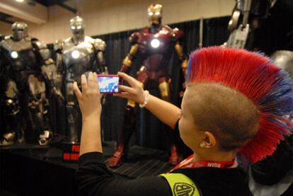 Un fan fotografía sus objetos de deseo en la Comic-Con.