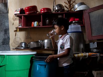 Un niño bebe agua dentro de una casa en Iquitos. Antes de hacerlo, debe asegurarse que no está contaminada. Un balde de agua tratada puede costar unos 3,5 soles (0,79 euros).