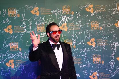 Nicolas Cage saluda a la prensa durante la primera edición del Hainan International Film Festival, en China, que tuvo lugar en diciembre de 2018.