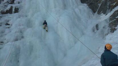 Imatge d'arxiu d'una escalada a la cascada de gel de la Greu.