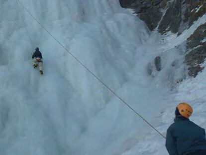 Imagen de archivo de una escalada en la cascada de hielo de La Grave.