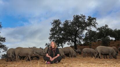 Ernestine Lüdeke, presidenta de la Fundación Monte Mediterráneo, con cerdos certificados en ecológico en su finca de Santa Olalla de Cala (Huelva).