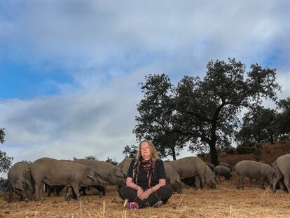 Ernestine Lüdeke, presidenta de la Fundación Monte Mediterráneo, con cerdos certificados en ecológico en su finca de Santa Olalla de Cala (Huelva).