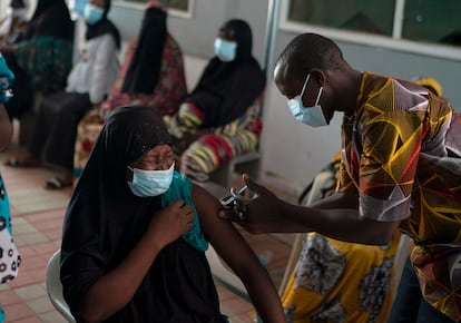Un trabajador sanitario administra una vacuna contra la covid-19 en el hospital de Bundung en Serrekunda, Gambia, el pasado 23 de septiembre.