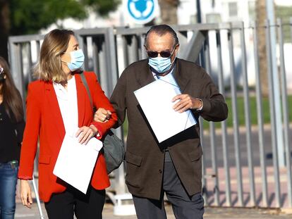 Carlos Fabra, con su hija Andrea, a su llegada el pasado mes a los juzgados de Castellón, que lo investigan por cinco presuntos delitos.