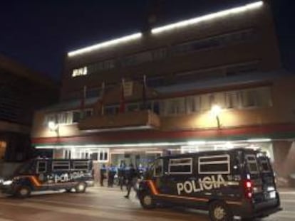 Varios efectivos de la Policía Nacional custodian el Ayuntamiento de Alcorcón, tras los disturbios registrados al finalizar la manifestación del sábado.