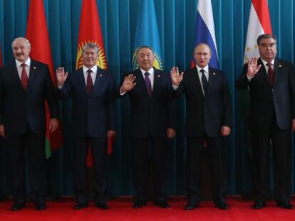 Foto de familia de la cumbre de la CEI en Burabai.