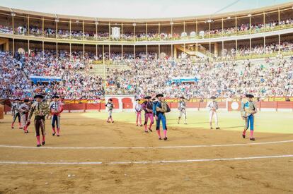 Paseíllo en la plaza de toros de Alicante.