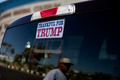 Uno de los seguidores de Trump, en las calles de Phoenix.