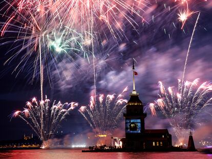 Fuegos artificiales sobre la Torre de Leandro, situada en la desembocadura del Bósforo en el Mar de Mármara, durante los actos de celebración del 567º aniversario de la conquista otomana de Constantinopla.