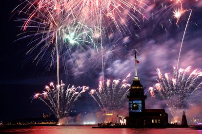 Fuegos artificiales sobre la Torre de Leandro, situada en la desembocadura del Bósforo en el Mar de Mármara, durante los actos de celebración del 567º aniversario de la conquista otomana de Constantinopla.