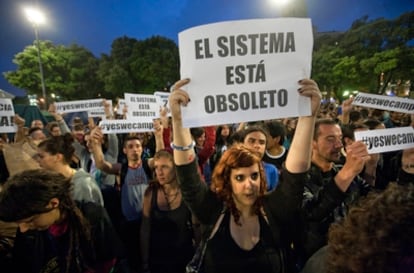 Cerca de 2.000 personas se han concentrado en la plaza de Catalunya de Barcelona convocados por el movimiento ¡Democracia Real, Ya!.