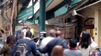 Personas que estaban en la estación Hoboken se acercan para ver el tren descarrillado, en Nueva Jersey.