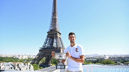 Paris (France), 14/06/2021.- Serbia's Novak Djokovic poses with the trophy in front of the Eiffel tower in Paris, France, 14 June 2021, during a photocall one day after winning the Roland Garros 2021 French Open tennis tournament. (Tenis, Abierto, Francia) EFE/EPA/CHRISTOPHE ARCHAMBAULT / POOL MAXPPP OUT