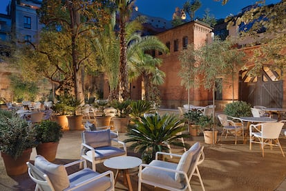 Un jardín en plena ciudad. También en Barcelona, pero cambiando de barrio, en la misma manzana que la emblemática Pedrera de Gaudí, el Hotel H10 Casa Mimosa cuenta con una terraza que también tiene zona de piscina y hamacas en su Jardí El Tiller, de aire modernista. Las especialidades de su cocina son Canelón de pato con bechamel de foie y Tataki de atún con teriyaki y mango.