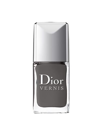El modelo Gris Montaigne de Dior contiene una fórmula que protege tus uñas día tras día. Su precio es de 23 euros.