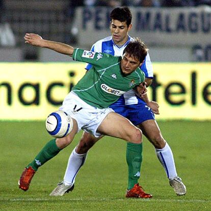 Joaquín recibe un balón marcado por Litos.