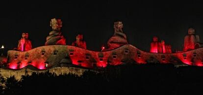La Pedrera de Gaudí, iluminada de rojo durante el 1 de diciembre