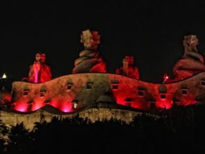 La Pedrera de Gaudí, iluminada de rojo durante el 1 de diciembre