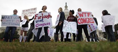 Empleados del Gobierno federal protestan contra el cierre frente al Capitolio, en Washington. 