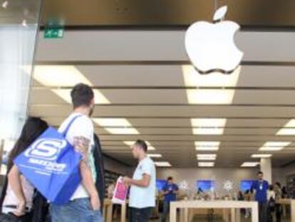 El logo de la manzana apagado, en la madrileña tienda de Apple en Xanadú