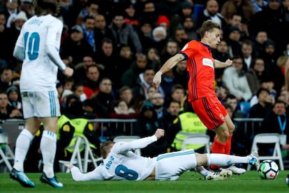 El centrocampista de la Real Sociedad, Sergio Canales (d), intenta llevarse el balón ante el jugador alemán del Real Madrid, Toni Kroos.