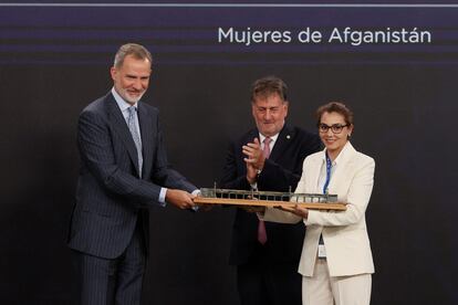 El rey Felipe VI abogó ayer jueves por “recuperar y potenciar” el “optimismo” y la “confianza” en “nuestras fuerzas, en nosotros mismos, en nuestra democracia y sus valores”. Así lo defendió durante la inauguración de la V edición del Foro La Toja-Vínculo Atlántico, que se celebra en la Isla de La Toja (Pontevedra) y en el que quiso trasladar su “felicitación” a la Asociación de Mujeres Afganas en España,  reconocidas en el marco del foro con el Premio Josep Piqué que fue entregado a Sunita Nassir en presencia del presidente de Hotusa, Amancio López (c),
