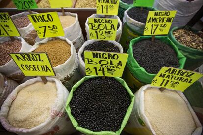 Venta de frijol en la Central de Abastos de Ciudad de México, el pasado viernes. SAÚL RUIZ