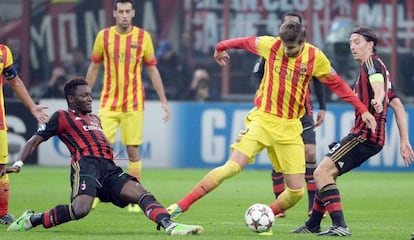 Muntari y Montolivo luchan por el balón con Piqué