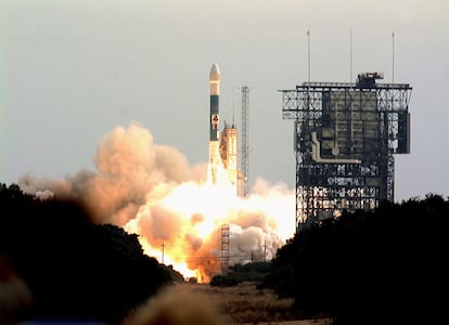 Un vehículo de lanzamiento prescindible Boeing Delta II despega con el 'Mars Polar Lander' de la NASA, el 11 de diciembre de 1998.