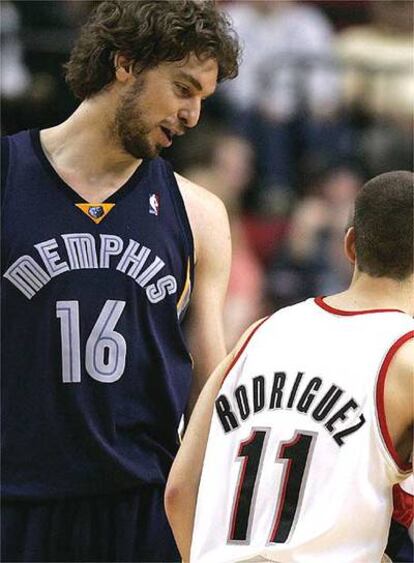 Gasol bromea con Sergio Rodríguez durante el partido