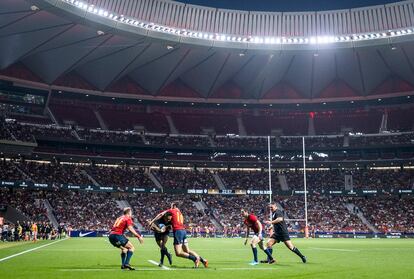 Un momento del partido amistoso de rugby entre España y los 'All Blacks' (selección neozelandesa de rugby) disputado este sábado en el estadio Wanda Metropolitano de Madrid.