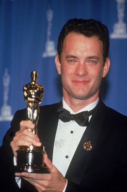 Tom Hanks sujeta el Oscar que ganó por 'Philadelphia' en 1994.