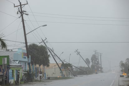 Los vientos del huracán 'Milton' comienzan a sacudir las infraestructuras en Fort Myers, Florida, este 9 de octubre.