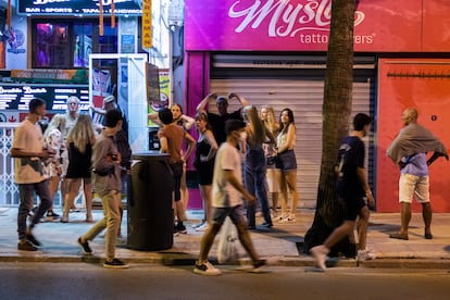 Un grupo de jóvenes, el sábado 26 de junio en Palma.