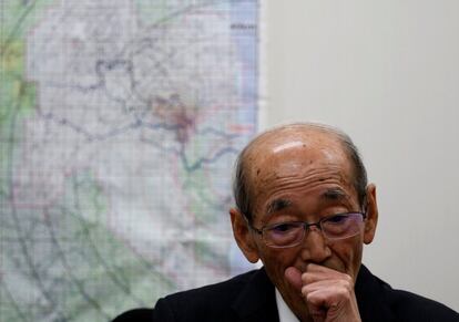 Tamotsu Baba, alcalde de la ciudad de Namie, habla durante una entrevista con Reuters en su despacho temporal de la ciudad de Nihonmatsu, en Fukushima (Japón).