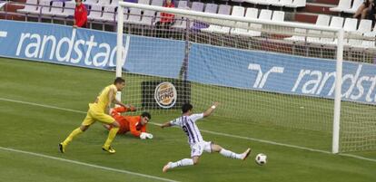 Javi Guerra, del Valladolid, intenta rematar en el &uacute;ltimo partido de Segunda ante el Alcorc&oacute;n (2-2).