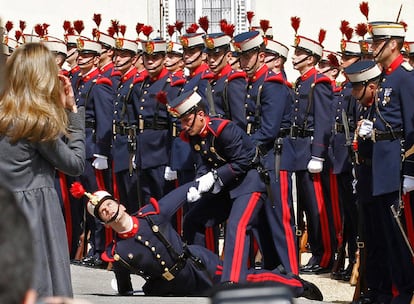 El calor imperante en Madrid, junto al uniforme nada holgado, hizo que este guardia real se desplomara ante la mirada de la princesa Letizia, que esperaba la llegada del Príncipe de Gales y su esposa Camila.