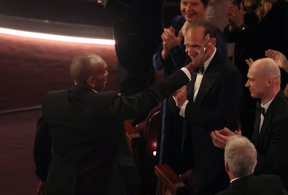 "Soy el primer hombre negro en ganar el premio a mejor diseño de vestuario", dijo Paul Tazewell, el ganador de la estatuilla por Mejor diseño de vestuario por su trabajo en ‘Wicked’.
