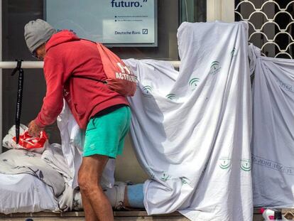 Una persona sin hogar en una calle de Sevilla. 