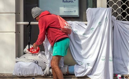 Una persona sin hogar en una calle de Sevilla.